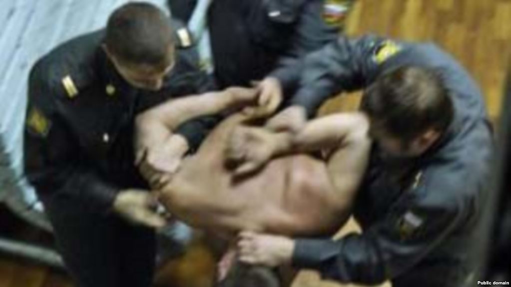 Видео как полицейский трахает заключёную видео как полицейский трахает заключёную